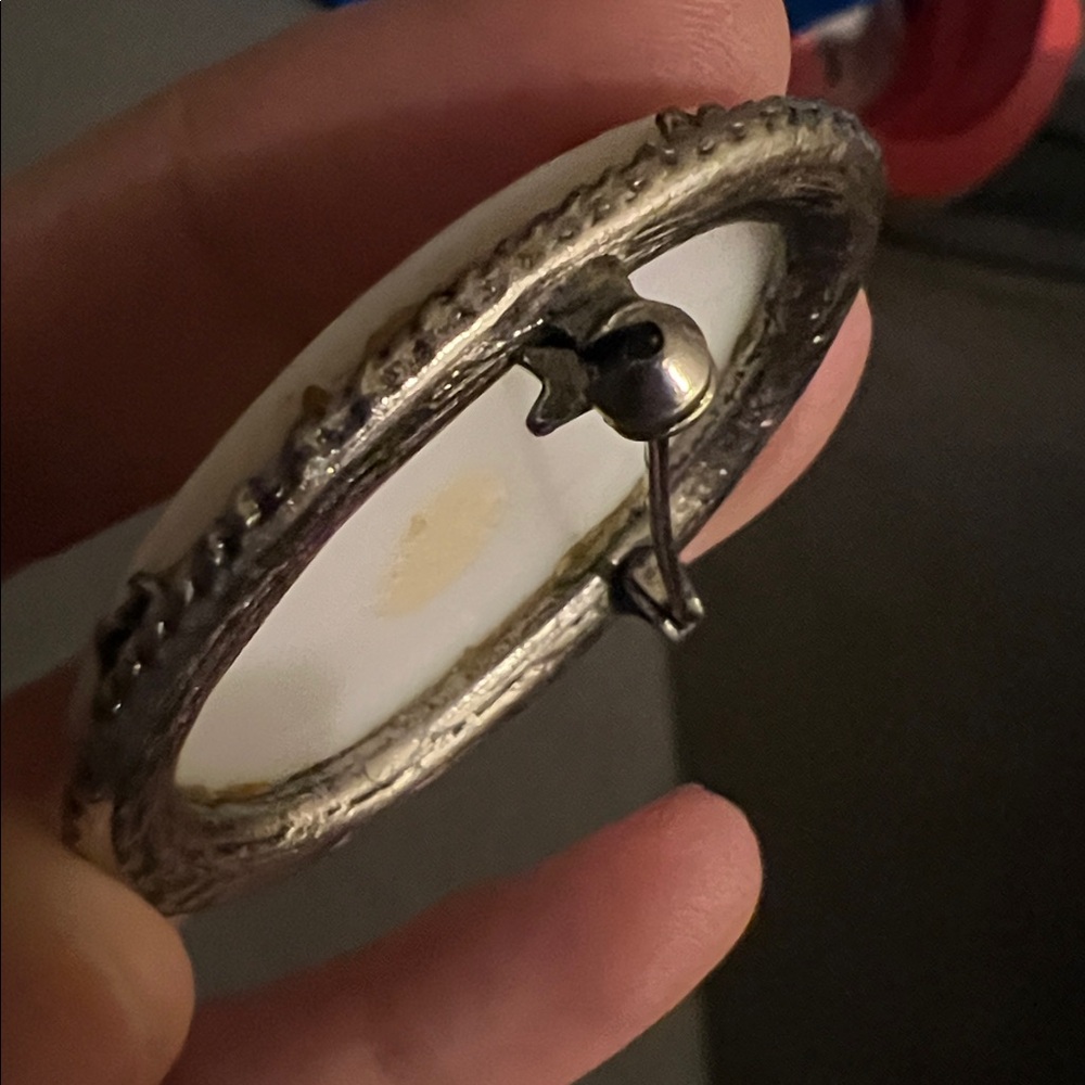 Vintage Cameo Brooch with Silver Trim - Picture 4 of 5